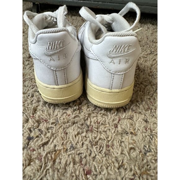 Nike Air Force 1 Youth Shoes Size 6Y White With Yellowed Soles Classic Design - Picture 3 of 7